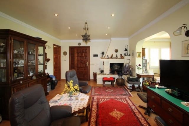 5 bedroom Villa for sale in Marbella with pool garage - € 749,000 (Ref: 10001402)