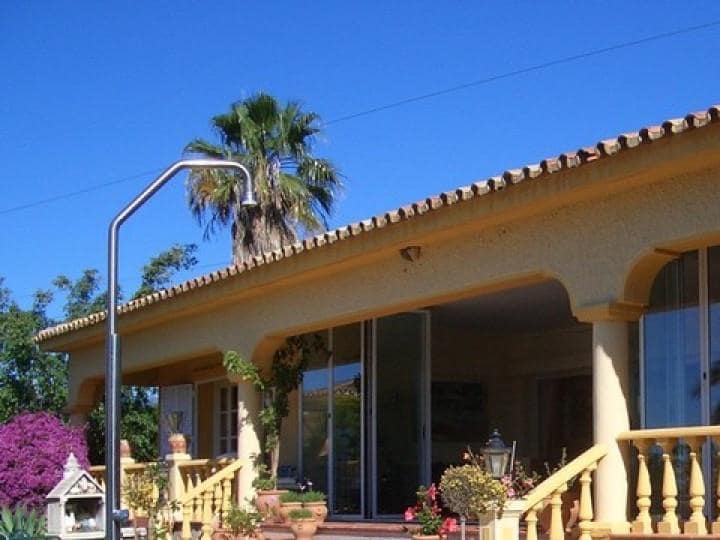 4 makuuhuone Huvila myytävänä paikassa Estepona mukana uima-altaan - 690 000 € (Ref: 10001408)