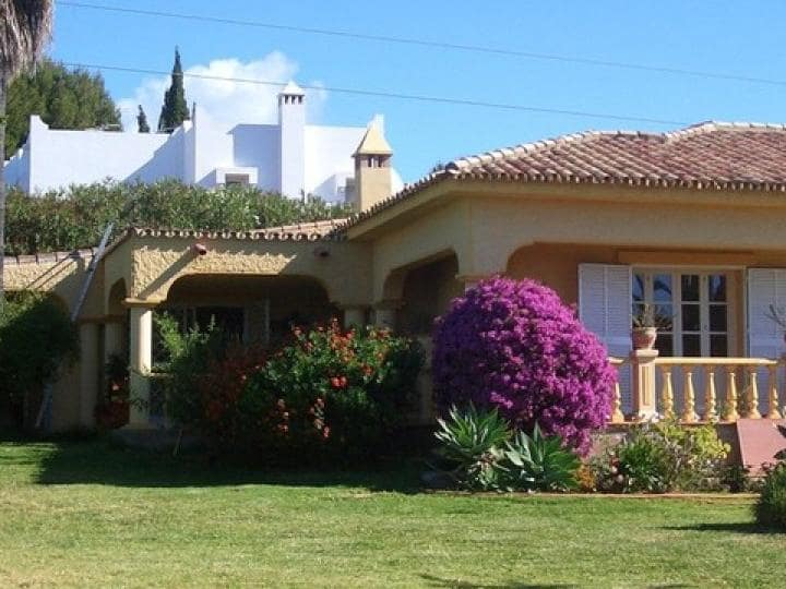 4 makuuhuone Huvila myytävänä paikassa Estepona mukana uima-altaan - 690 000 € (Ref: 10001408)