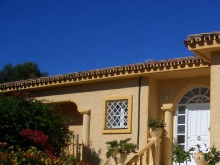 4 makuuhuone Huvila myytävänä paikassa Estepona mukana uima-altaan - 690 000 € (Ref: 10001408)