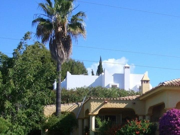 4 makuuhuone Huvila myytävänä paikassa Estepona mukana uima-altaan - 690 000 € (Ref: 10001408)
