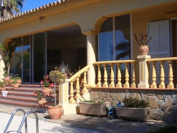 4 makuuhuone Huvila myytävänä paikassa Estepona mukana uima-altaan - 690 000 € (Ref: 10001408)