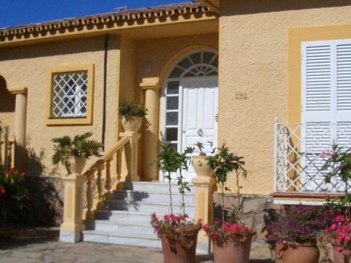 4 makuuhuone Huvila myytävänä paikassa Estepona mukana uima-altaan - 690 000 € (Ref: 10001408)