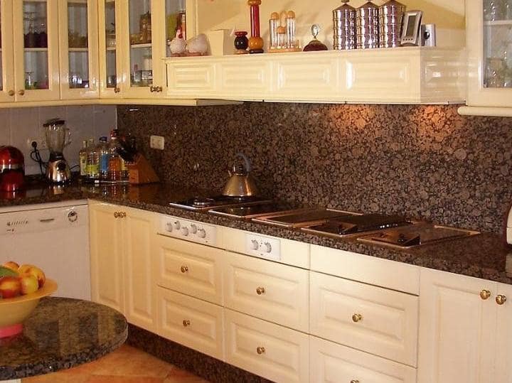 4 makuuhuone Huvila myytävänä paikassa Estepona mukana uima-altaan - 690 000 € (Ref: 10001408)