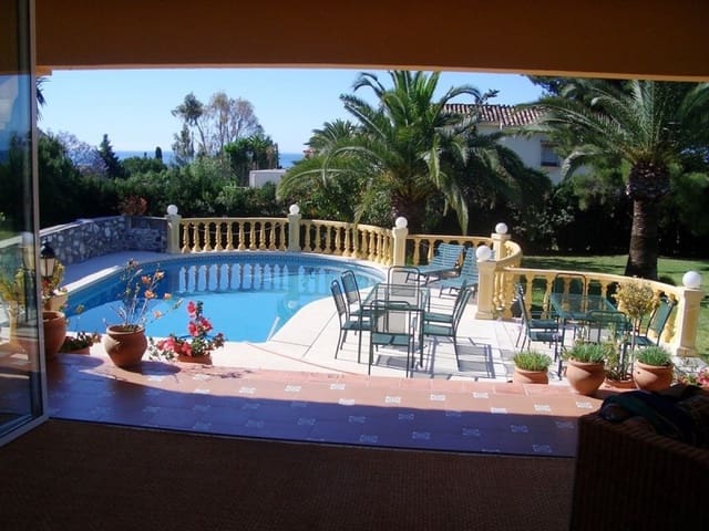 4 makuuhuone Huvila myytävänä paikassa Estepona mukana uima-altaan - 690 000 € (Ref: 10001408)