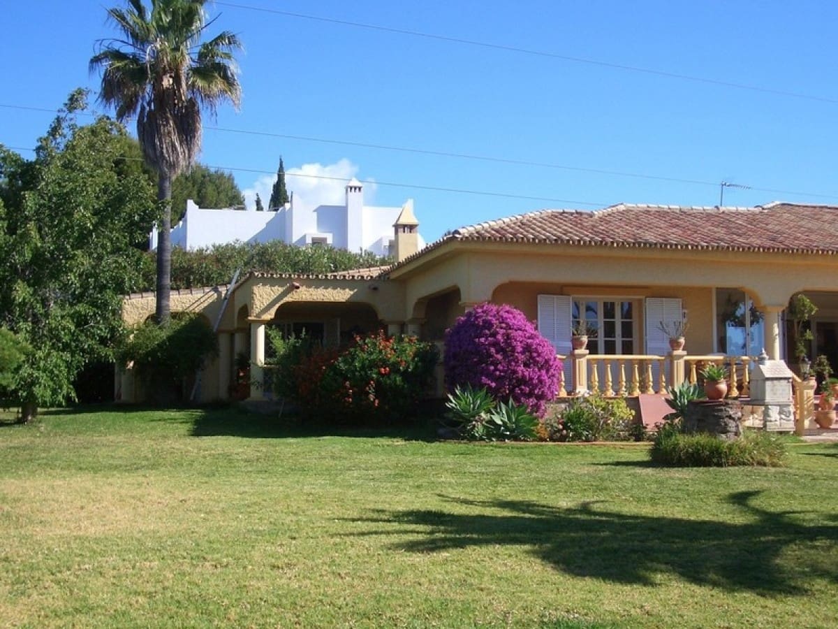 4 makuuhuone Huvila myytävänä paikassa Estepona mukana uima-altaan - 690 000 € (Ref: 10001408)