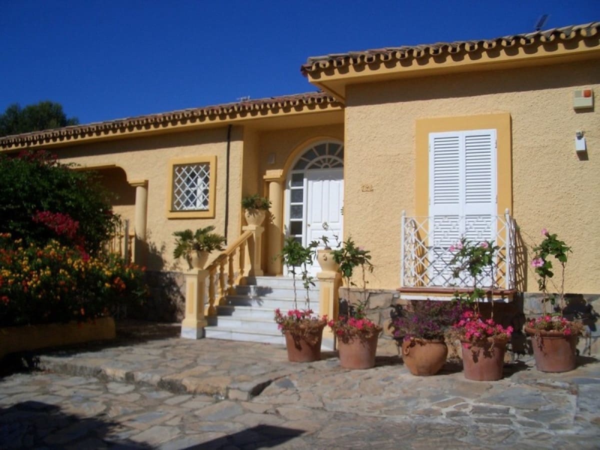 4 makuuhuone Huvila myytävänä paikassa Estepona mukana uima-altaan - 690 000 € (Ref: 10001408)