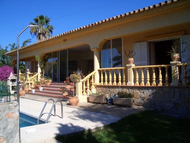 4 makuuhuone Huvila myytävänä paikassa Estepona mukana uima-altaan - 690 000 € (Ref: 10001408)