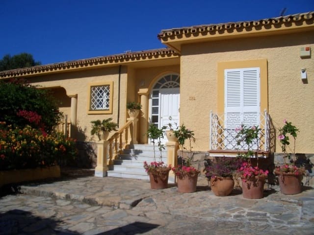 4 makuuhuone Huvila myytävänä paikassa Estepona mukana uima-altaan - 690 000 € (Ref: 10001408)