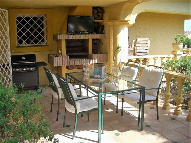 4 makuuhuone Huvila myytävänä paikassa Estepona mukana uima-altaan - 690 000 € (Ref: 10001408)