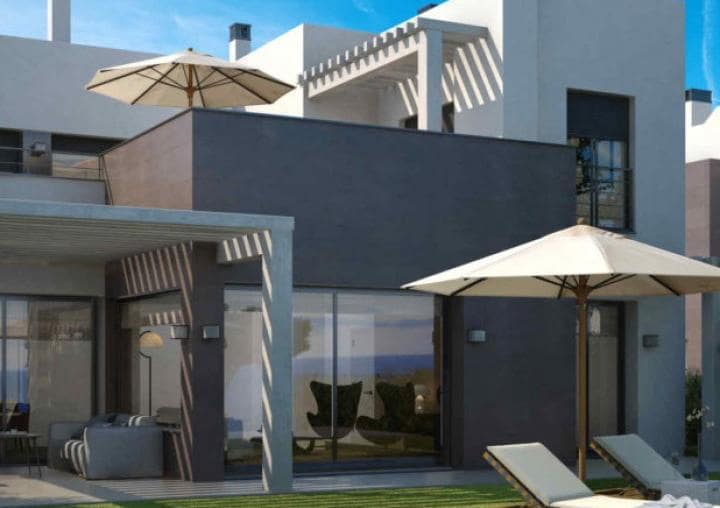 Chalet de 4 habitaciones en Estepona en venta con piscina garaje - 710.000 € (Ref: 10001420)