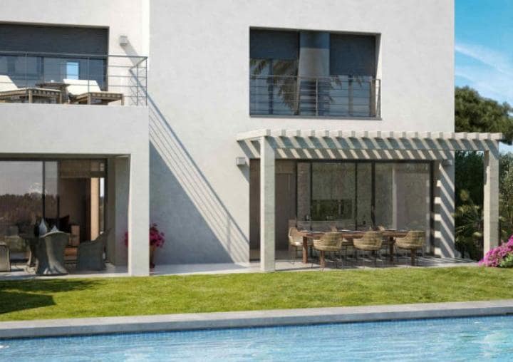Chalet de 4 habitaciones en Estepona en venta con piscina garaje - 710.000 € (Ref: 10001420)