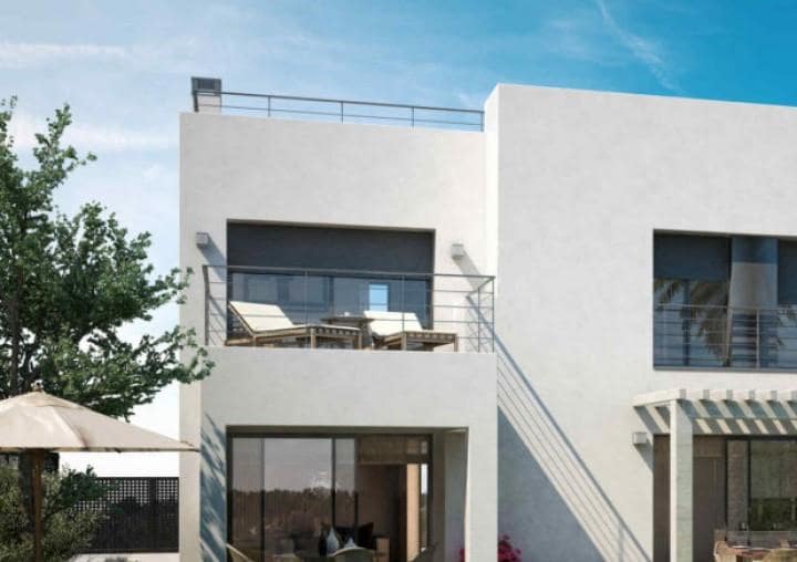 Chalet de 4 habitaciones en Estepona en venta con piscina garaje - 710.000 € (Ref: 10001420)