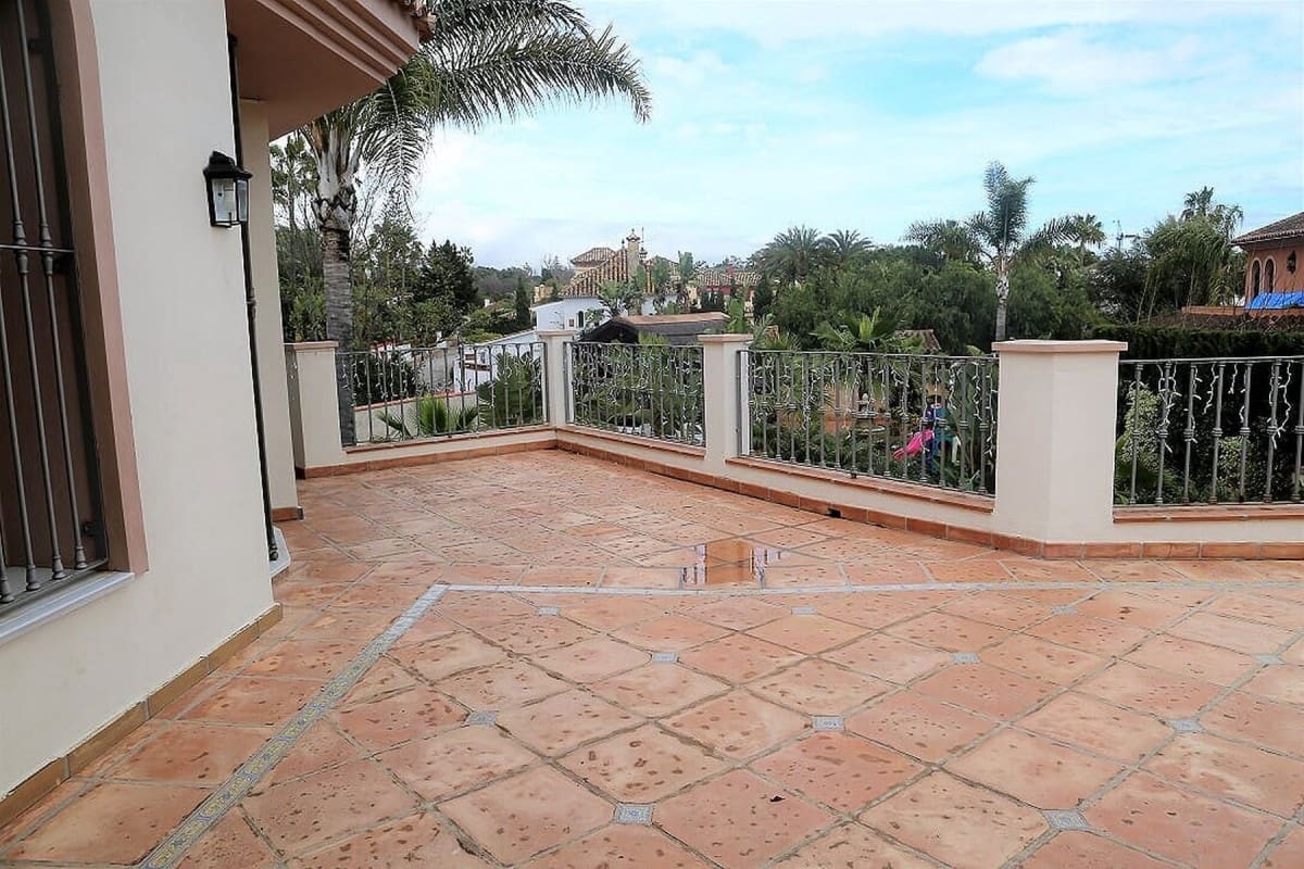 5 soverom Villa til salgs i Marbella med svømmebasseng garasje - € 1 950 000 (Ref: 10001427)