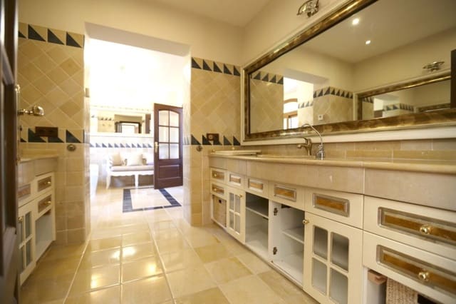 5 soverom Villa til salgs i Marbella med svømmebasseng garasje - € 1 950 000 (Ref: 10001427)