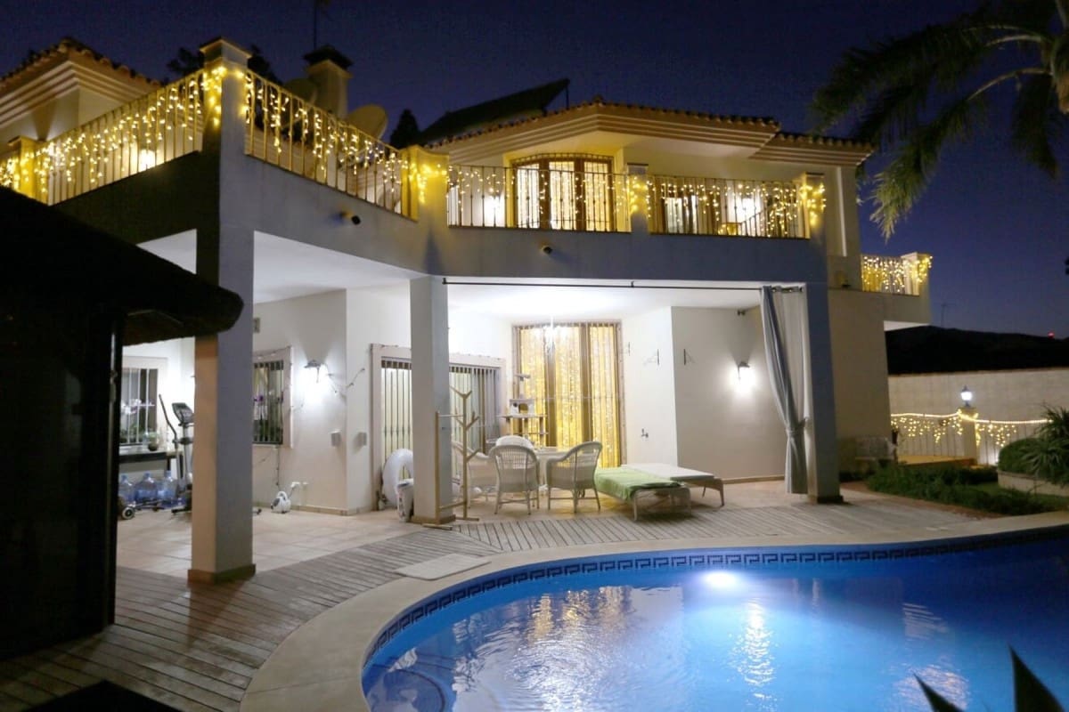 5 soverom Villa til salgs i Marbella med svømmebasseng garasje - € 1 950 000 (Ref: 10001427)