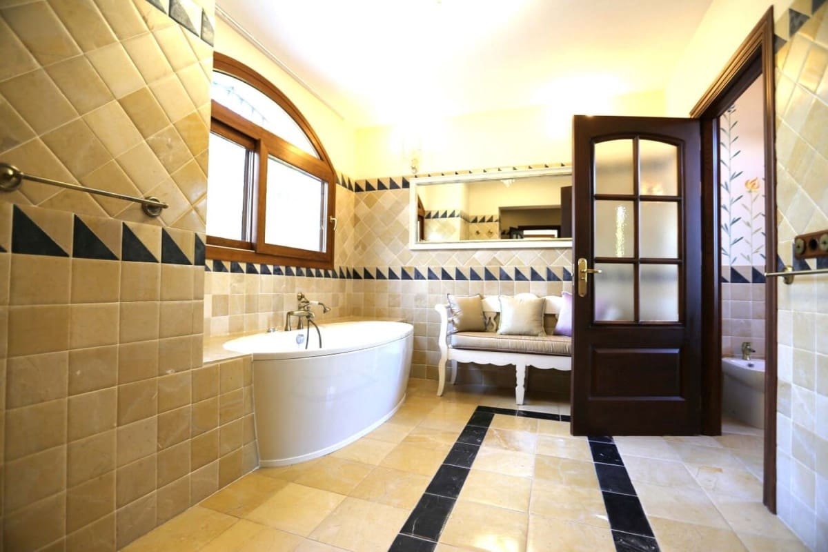 5 soverom Villa til salgs i Marbella med svømmebasseng garasje - € 1 950 000 (Ref: 10001427)