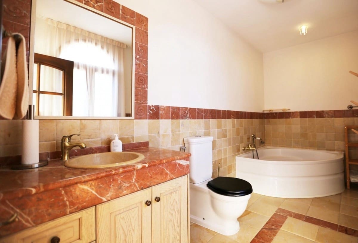 5 soverom Villa til salgs i Marbella med svømmebasseng garasje - € 1 950 000 (Ref: 10001427)