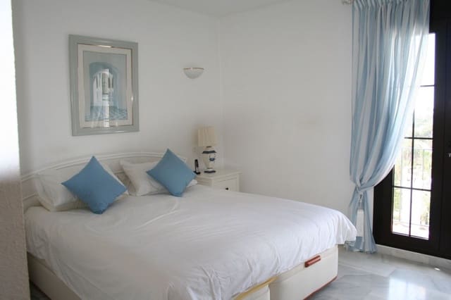 2 bedroom Penthouse for sale in Marbella with pool - € 650,000 (Ref: 10001432)