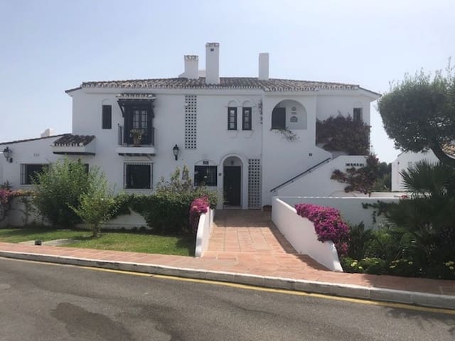 2 bedroom Penthouse for sale in Marbella with pool - € 650,000 (Ref: 10001432)