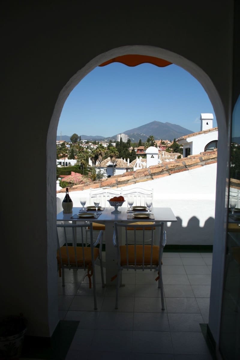 2 bedroom Penthouse for sale in Marbella with pool - € 650,000 (Ref: 10001432)