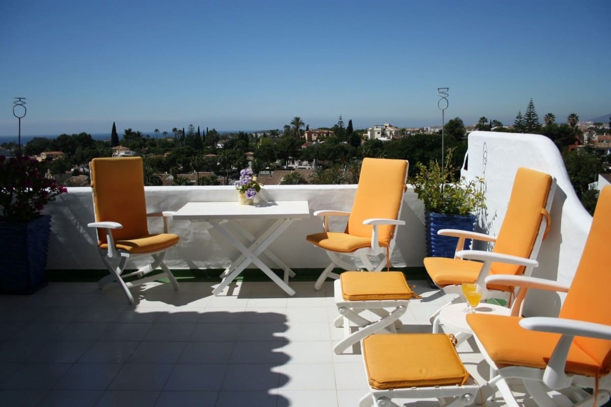 2 bedroom Penthouse for sale in Marbella with pool - € 650,000 (Ref: 10001432)