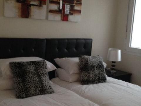 Apartamento de 2 habitaciones en Puerto Banus en venta con piscina garaje - 605.000 € (Ref: 10001452)