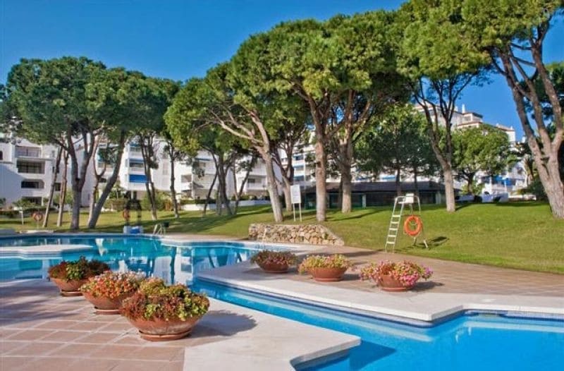 Apartamento de 2 habitaciones en Puerto Banus en venta con piscina garaje - 605.000 € (Ref: 10001452)