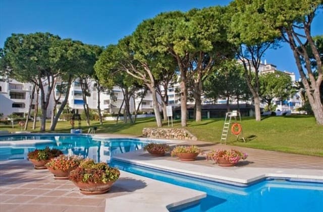 Apartamento de 2 habitaciones en Puerto Banus, Marbella en venta con piscina garaje - 605.000 € (Ref: 10001452)