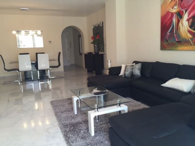 Apartamento de 2 habitaciones en Puerto Banus, Marbella en venta con piscina garaje - 605.000 € (Ref: 10001452)