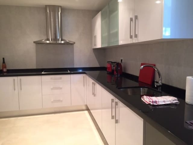 Apartamento de 2 habitaciones en Puerto Banus, Marbella en venta con piscina garaje - 605.000 € (Ref: 10001452)
