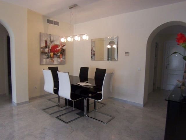 Apartamento de 2 habitaciones en Puerto Banus, Marbella en venta con piscina garaje - 605.000 € (Ref: 10001452)