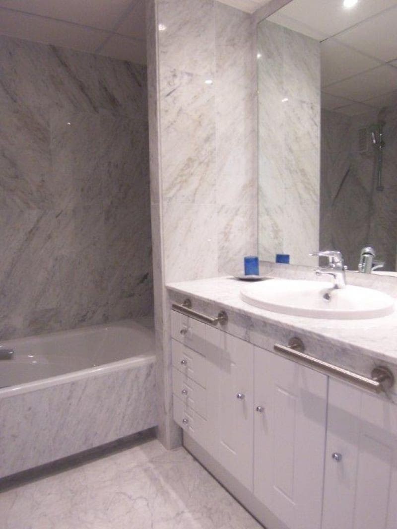 Apartamento de 2 habitaciones en Puerto Banus en venta con piscina garaje - 605.000 € (Ref: 10001452)