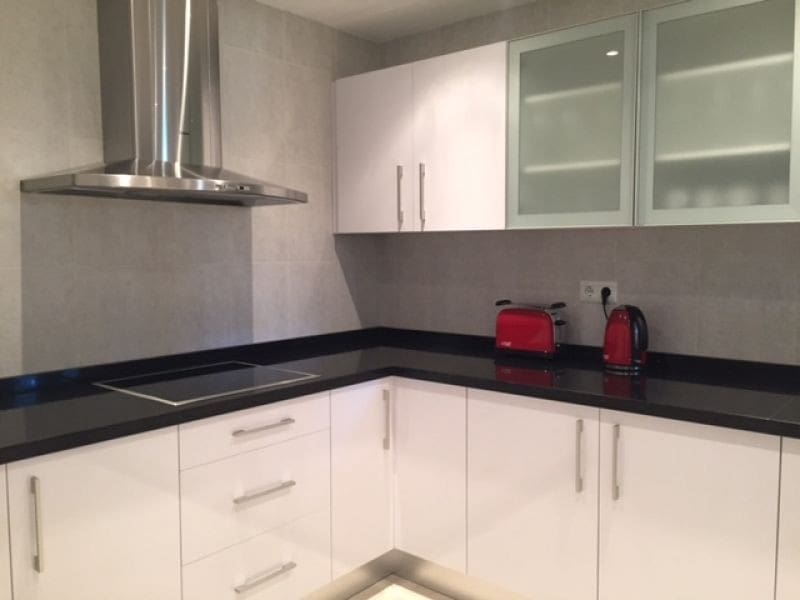 Apartamento de 2 habitaciones en Puerto Banus en venta con piscina garaje - 605.000 € (Ref: 10001452)