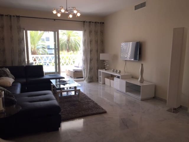 Apartamento de 2 habitaciones en Puerto Banus, Marbella en venta con piscina garaje - 605.000 € (Ref: 10001452)
