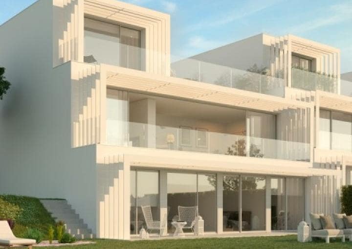 4 soveværelse Villa til salg i Estepona med swimmingpool garage - € 548.000 (Ref: 10001456)