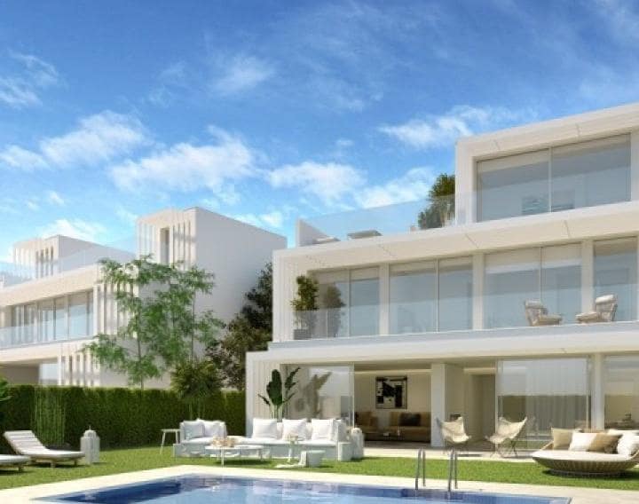 4 soveværelse Villa til salg i Estepona med swimmingpool garage - € 548.000 (Ref: 10001456)