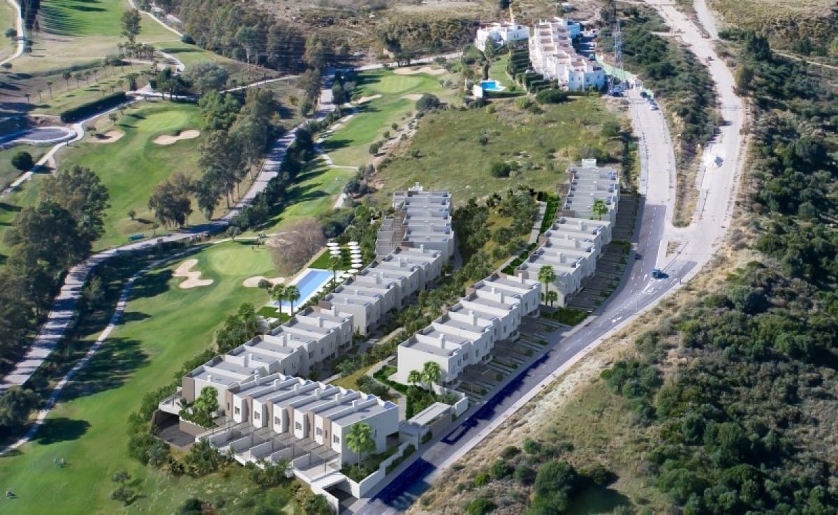 3 bedroom Townhouse for sale in Estepona with pool garage - € 375,000 (Ref: 10001477)