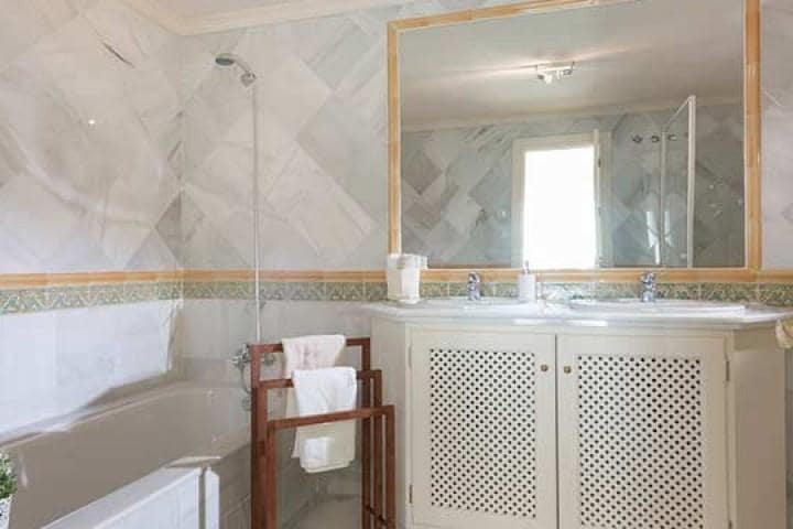 2 soverom Leilighet til salgs i Benahavis med svømmebasseng garasje - € 417 500 (Ref: 10001495)