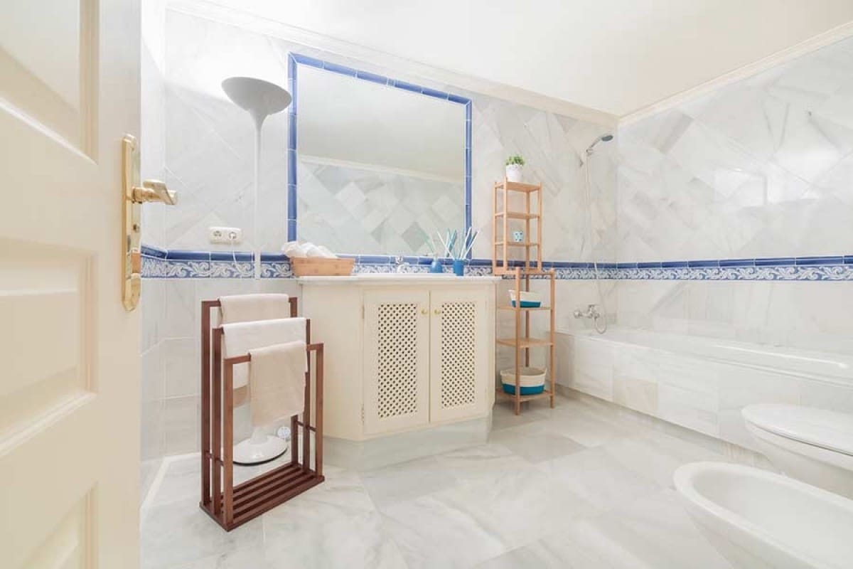 3 sypialnia Apartament na sprzedaż w Benahavis z basenem garażem - 589 500 € (Ref: 10001496)