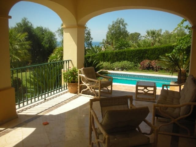 5 sypialnia Willa na sprzedaż w Marbella z basenem garażem - 1 500 000 € (Ref: 10001503)