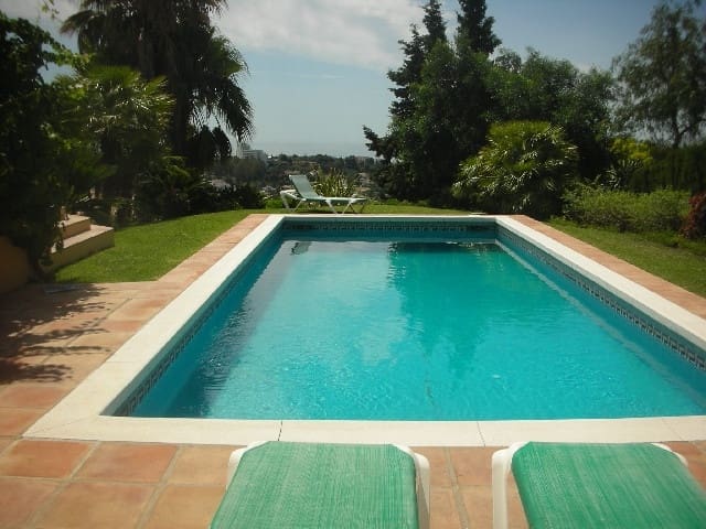 5 sypialnia Willa na sprzedaż w Marbella z basenem garażem - 1 500 000 € (Ref: 10001503)