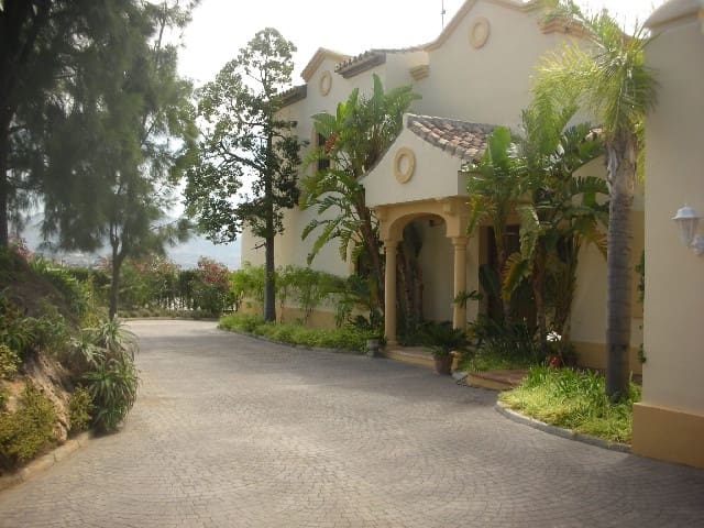 5 sypialnia Willa na sprzedaż w Marbella z basenem garażem - 1 500 000 € (Ref: 10001503)