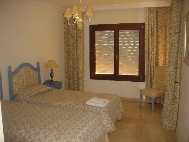 5 sypialnia Willa na sprzedaż w Marbella z basenem garażem - 1 500 000 € (Ref: 10001503)