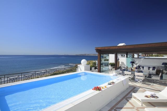2 soverom Leilighet til salgs i Estepona med svømmebasseng garasje - € 900 000 (Ref: 10001511)