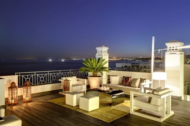 2 soverom Leilighet til salgs i Estepona med svømmebasseng garasje - € 900 000 (Ref: 10001511)