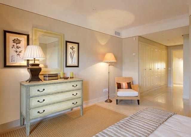 Apartamento de 4 habitaciones en Golden Mile, Marbella en venta con piscina garaje - 1.550.000 € (Ref: 10001513)