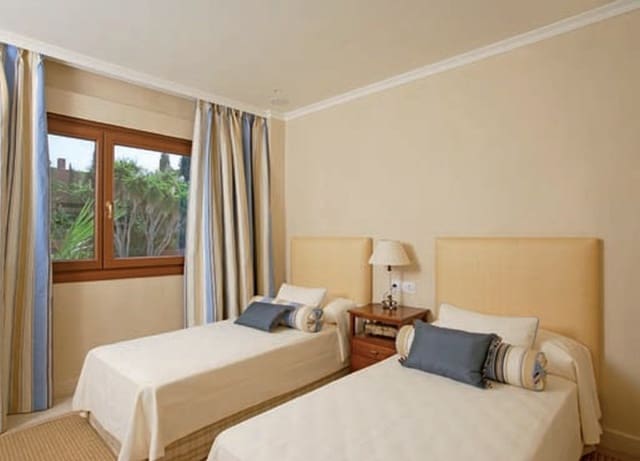 Apartamento de 4 habitaciones en Golden Mile, Marbella en venta con piscina garaje - 1.550.000 € (Ref: 10001513)