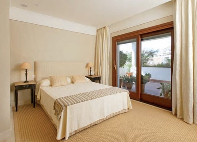 Apartamento de 4 habitaciones en Golden Mile, Marbella en venta con piscina garaje - 1.550.000 € (Ref: 10001513)