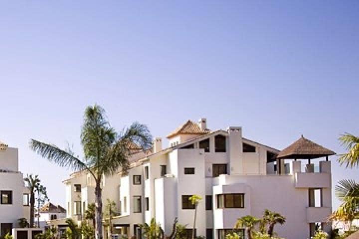2 bedroom Apartment for sale in Benahavis with pool - € 350,000 (Ref: 10001519)